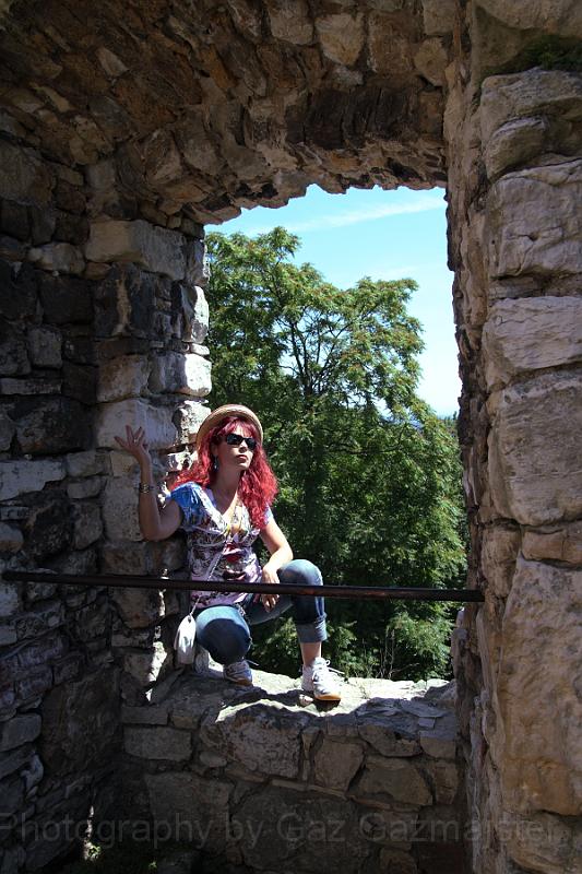 IMG_0037.JPG - In the window - The Lipowiec Castle